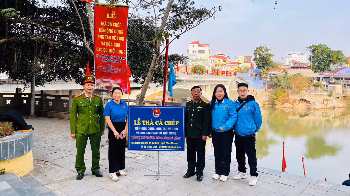 Tổ chức đoàn thanh niên phối hợp với các lực lượng chức năng tuyên truyền thả cá văn minh, an toàn.