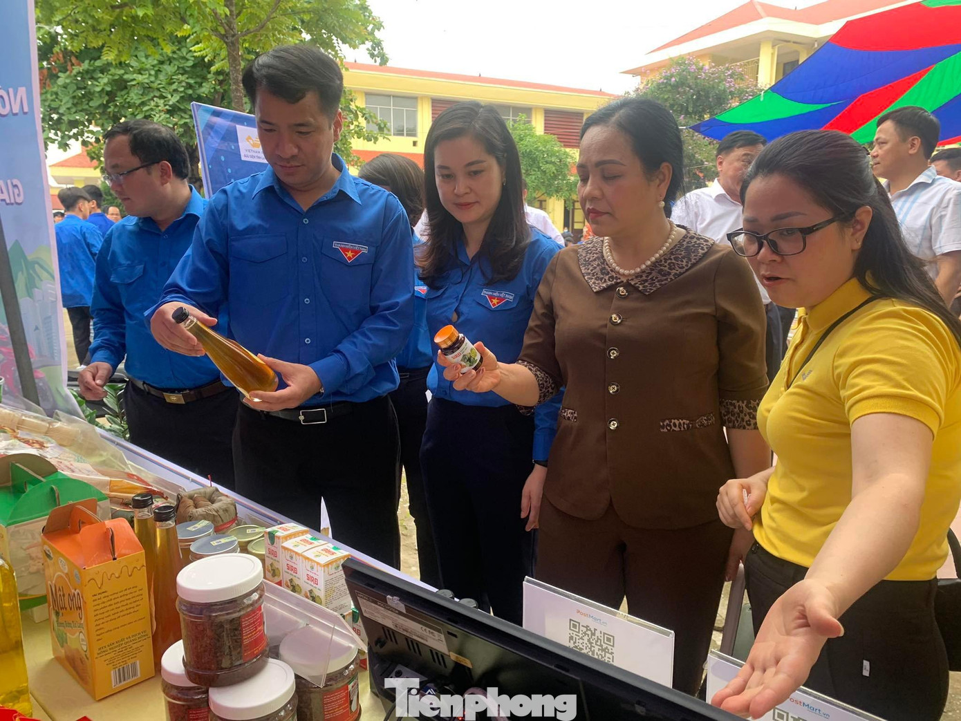 Các sản phẩm riêng có, đặc sắc của địa phương được các ĐVTN giới thiệu mô hình phát triển kinh tế.