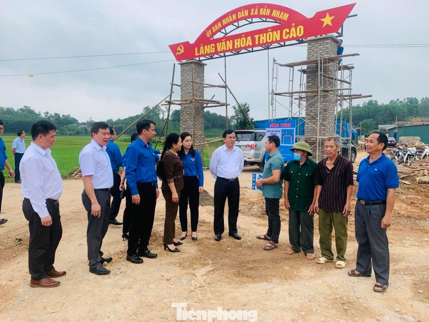 Thanh niên tham gia xây dựng cổng làng kiểu mẫu