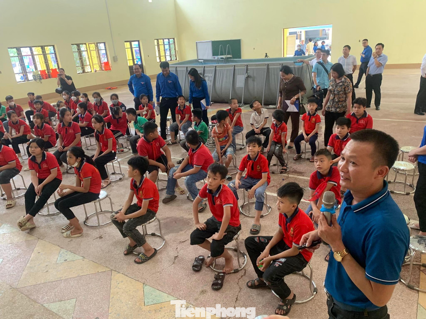 Dạy bơi chống đuối nước cho các em học sinh