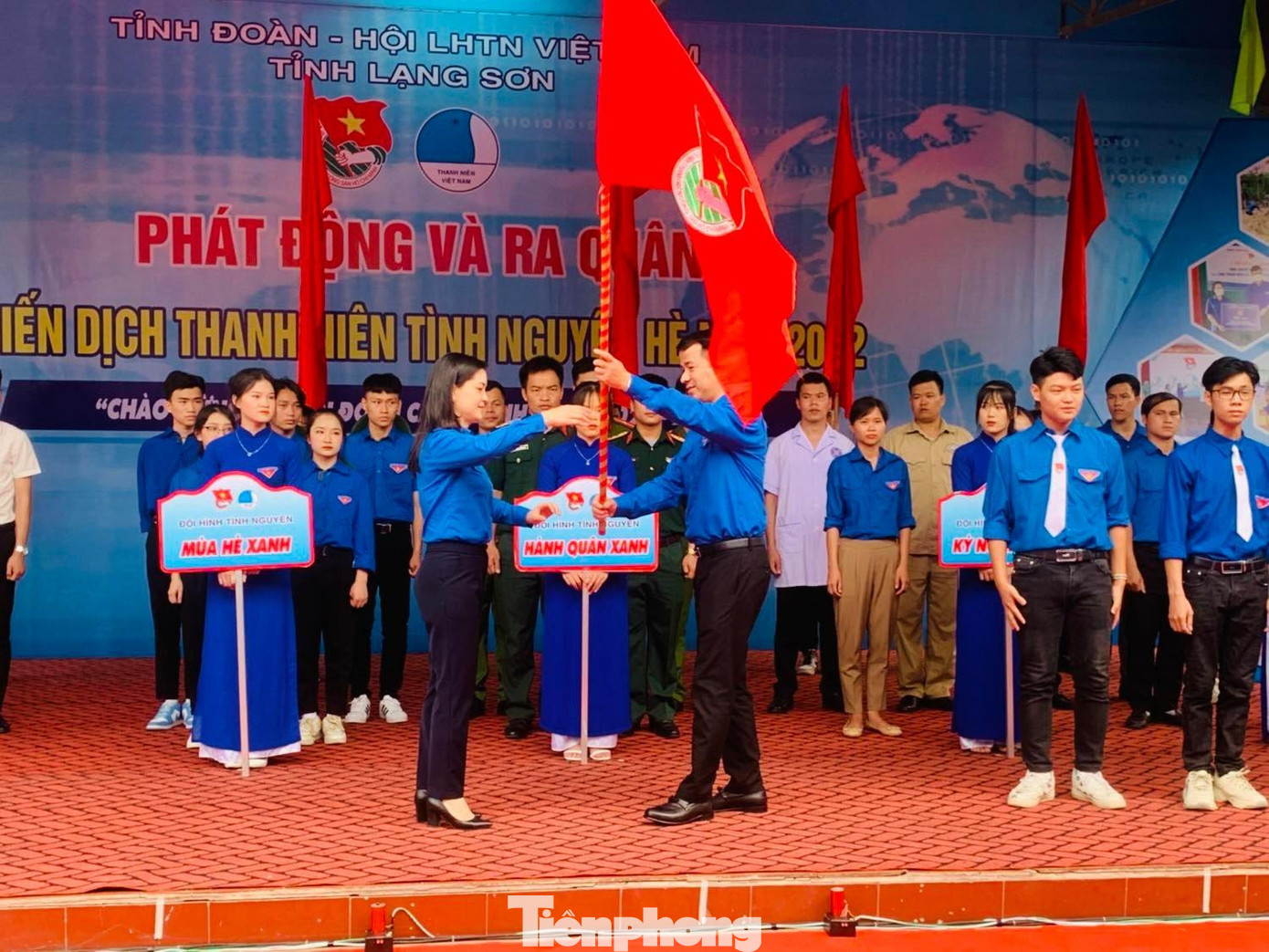 Thay mặt tuổi trẻ Lạng Sơn, Bí thư Tỉnh đoàn Đinh Thị Anh Thư tiếp nhận cờ lệnh từ Bí thư TƯ Đoàn Ngô Văn Cương -Ảnh: Duy Chiến