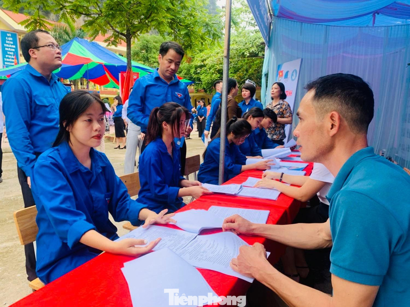 Tư vấn, hướng nghiệp cho ĐVTN địa phương -Ảnh: Duy Chiến