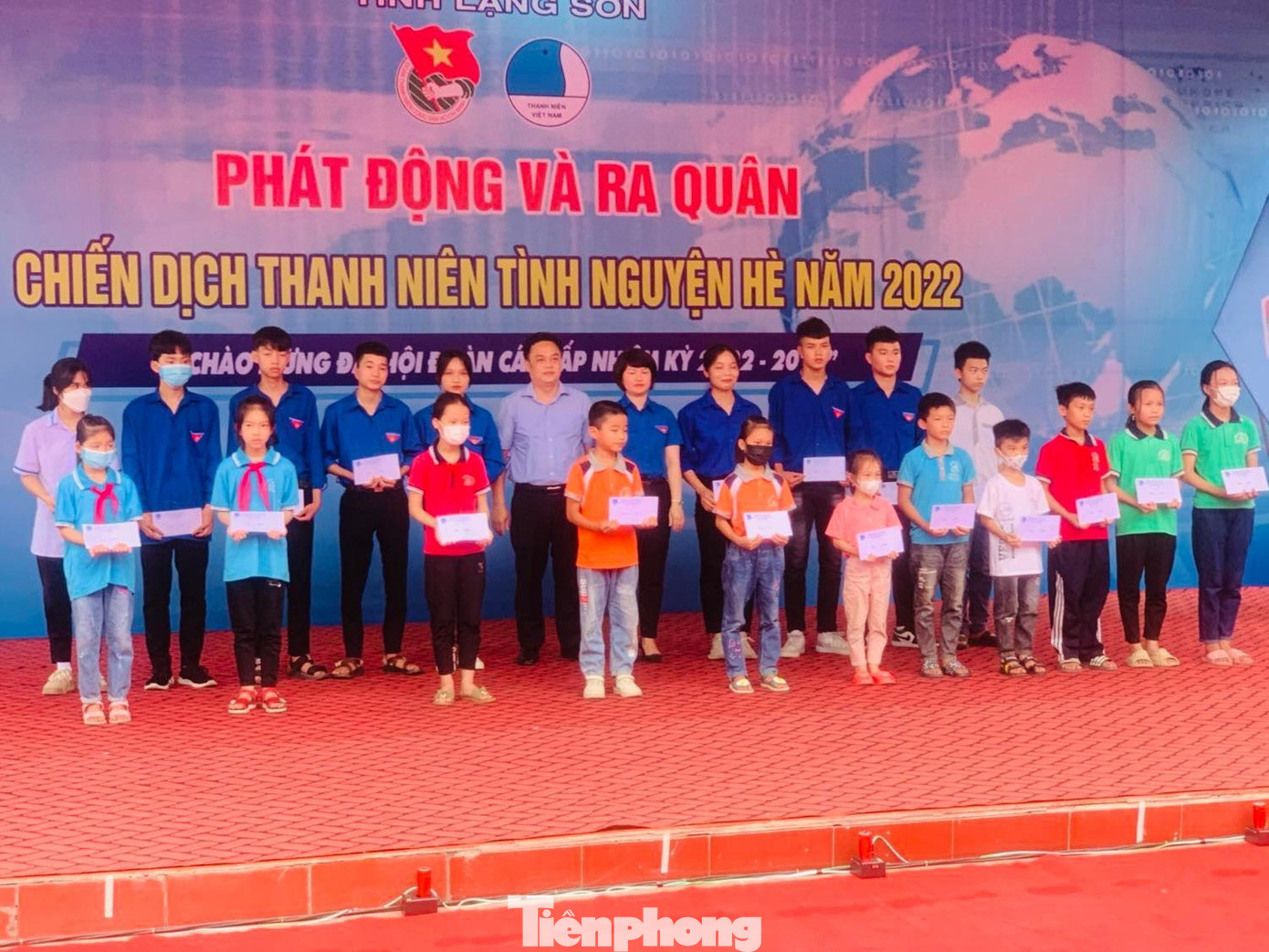 Trao học bổng cho học sinh nghèo trên địa bàn huyện Hữu Lũng -Ảnh: Duy Chiến
