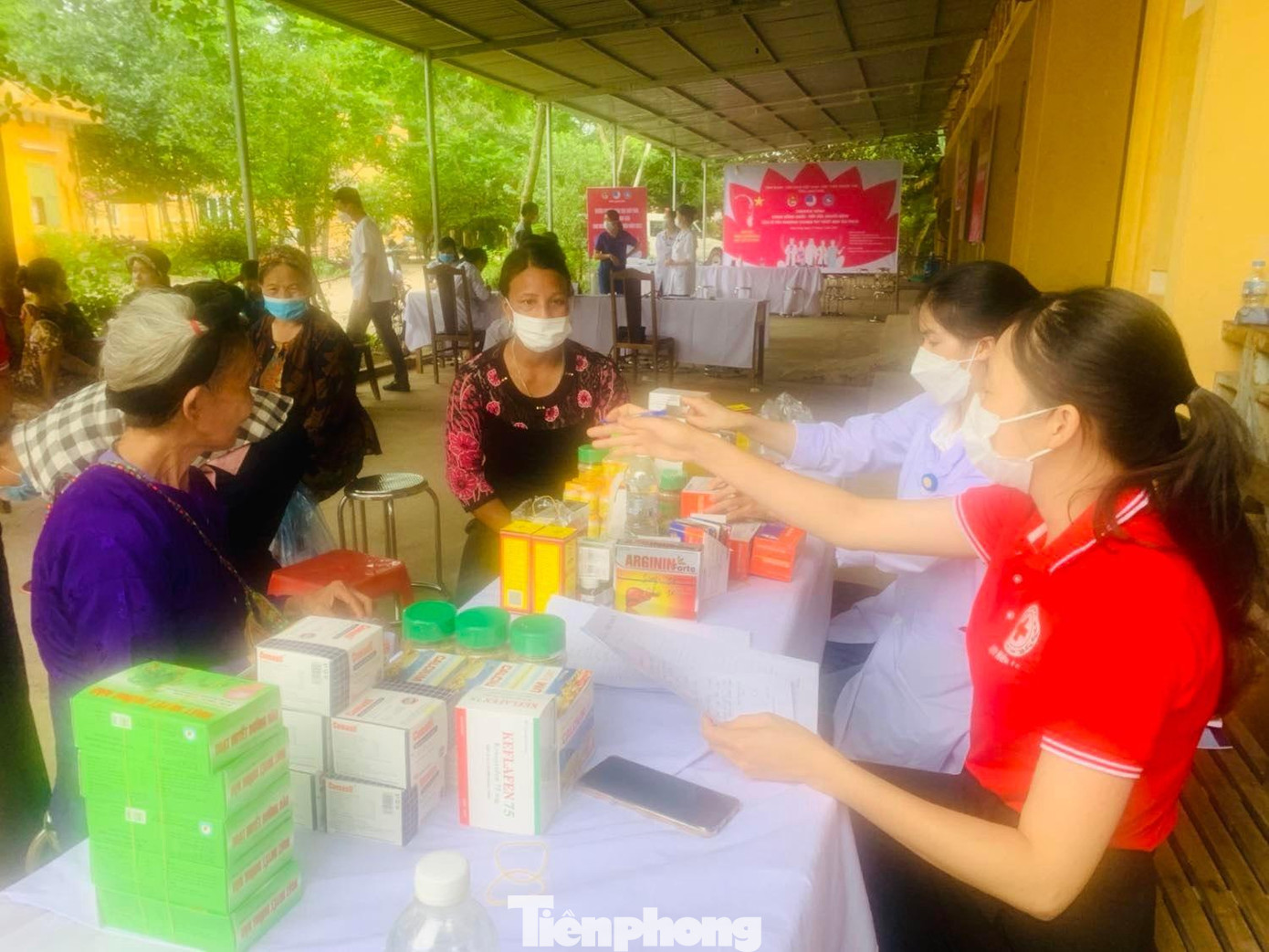 Khám, cấp phát thuốc miễn phí cho người dân huyện Hữu Lũng -Ảnh: Duy Chiến