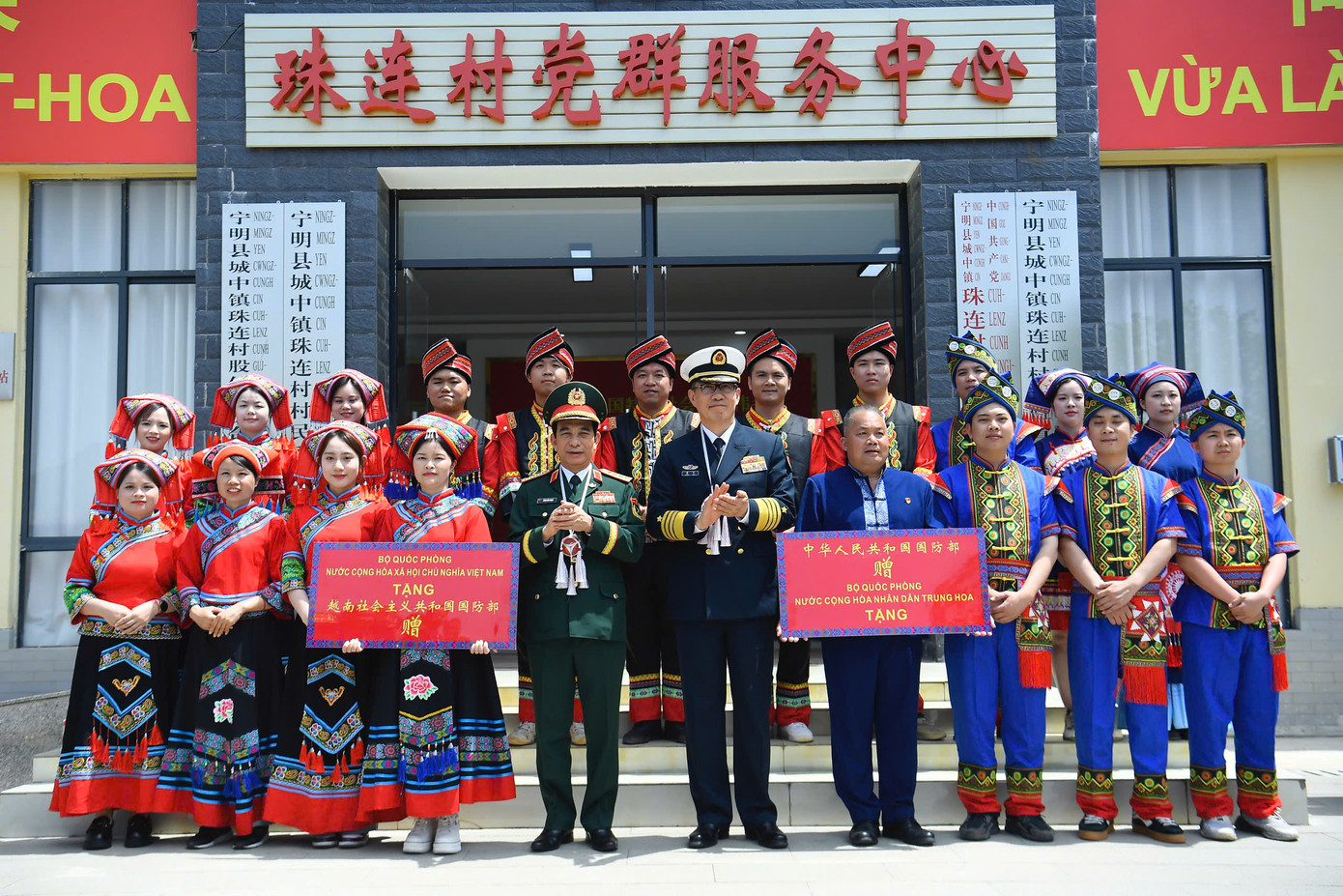 Đoàn đại biểu Quốc phòng hai nước thăm và tặng quà nhân dân thôn kiểu mẫu Chu Liên thuộc Khu tự trị dân tộc Choang, Quảng Tây, Trung Quốc.