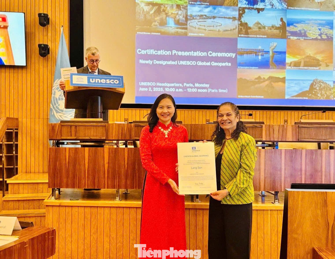 Trợ lý Tổng Giám đốc UNESCO phụ trách Khoa học tự nhiên Lidia Brito trao cho Đại sứ Nguyễn Thị Vân Anh, Trưởng Phái đoàn thường trực Việt Nam bên cạnh UNESCO, Bằng công nhận trao Công viên địa chất Lạng Sơn của Việt Nam là Công viên địa chất toàn cầu UNESCO.