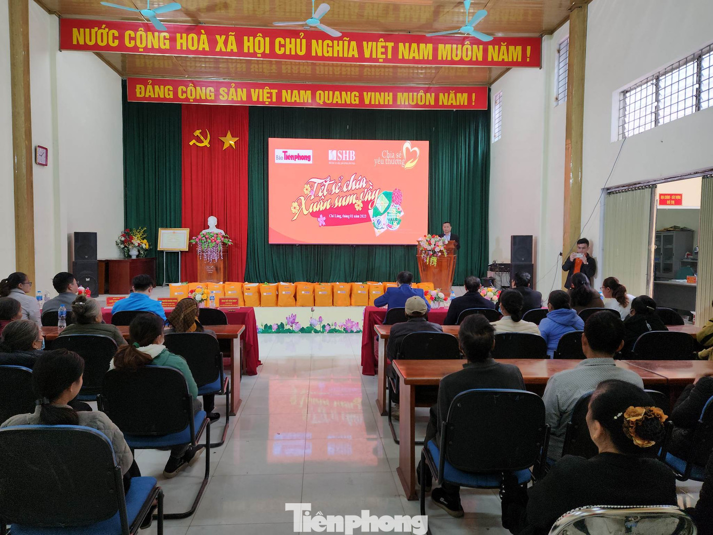 Chương trình thiện nguyện Tết sẻ chia, xuân sum vầy được người dân đón nhận nồng nhiệt - Ảnh: Duy Chiến