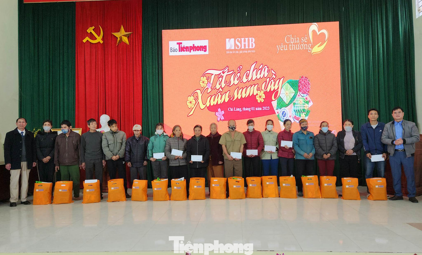 Đại diện báo Tiền Phong thường trú tại Lạng Sơn (ngoài cùng bên trái) tặng quà cho các hộ dân khó khăn - Ảnh: PV