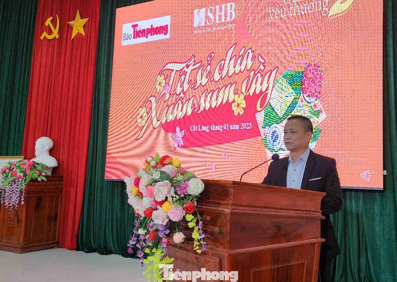 Ông Đỗ Văn Hiệp, Giám đốc Ngân hàng SHB Lạng Sơn cho biết, tuổi trẻ Ngân hàng tiếp tục đồng hành để mang nhiều quà Tết cho đồng bào các dân tộc Lạng Sơn - Ảnh: Duy Chiến