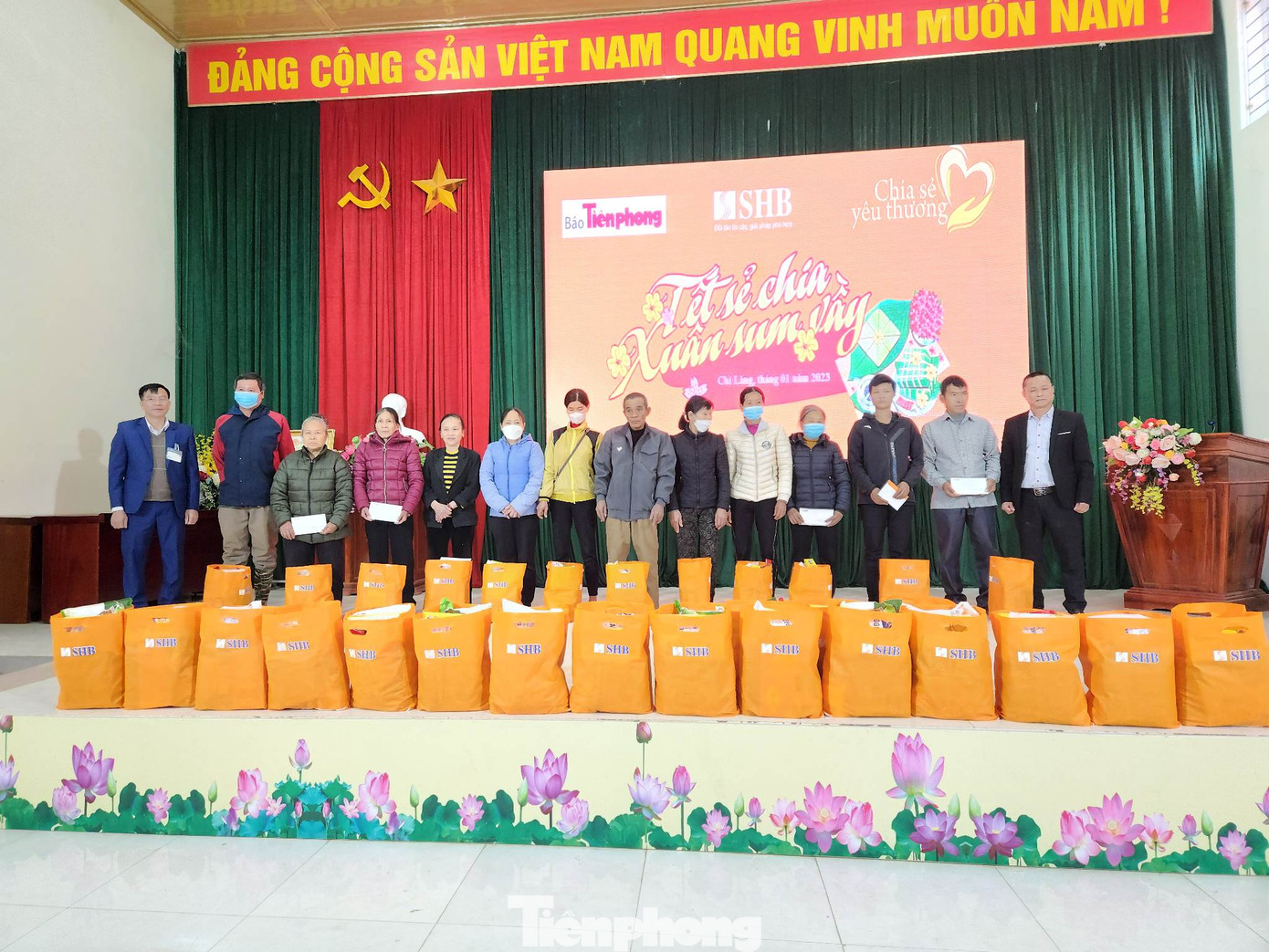 Lãnh đạo Ngân hàng SHB Lạng Sơn và UBND huyện Chi Lăng tặng quà Tết cho người nghèo ở thị trấn Đồng Mỏ - Ảnh: Duy Chiến