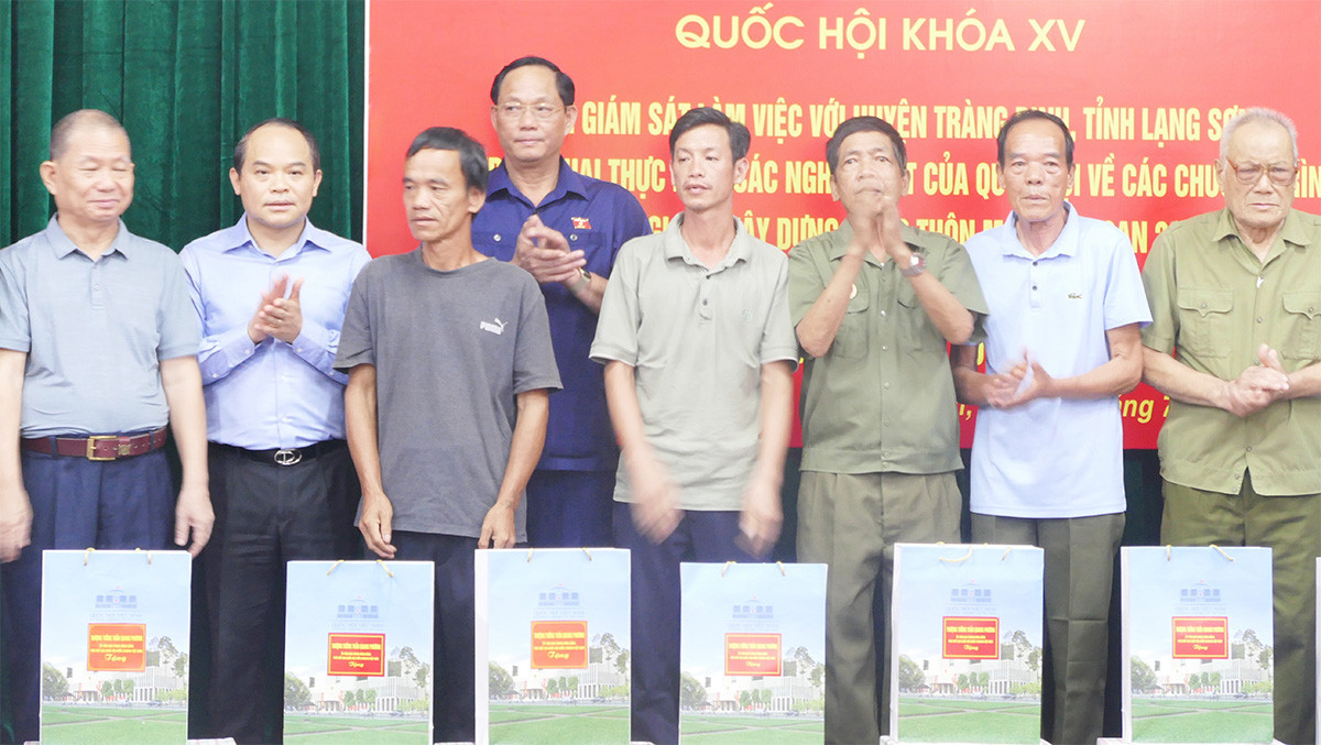 Trao quà cho các gia đình chính sách, hộ nghèo Tràng Định. Ảnh: HN