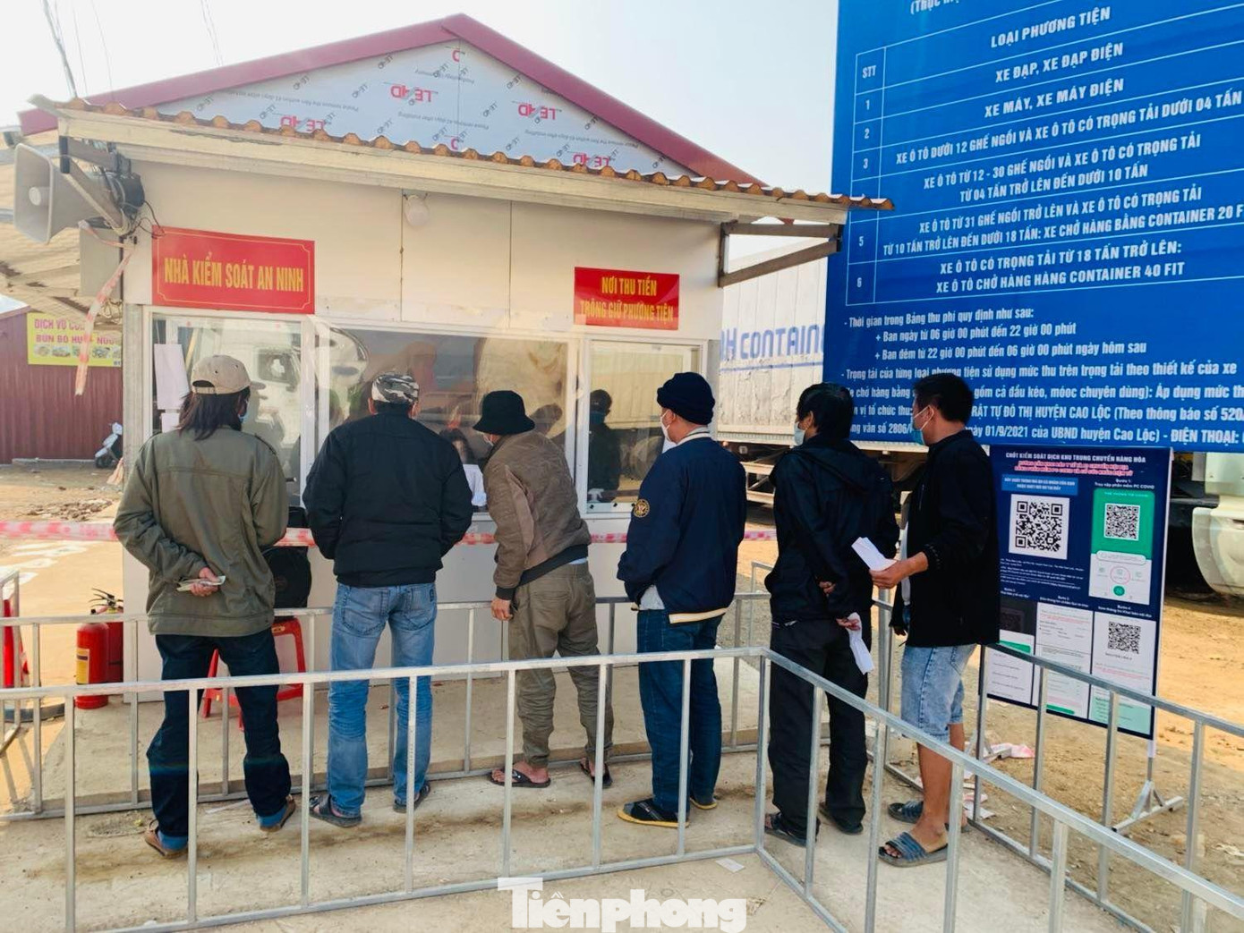 Do các cửa khẩu phụ ở Lạng Sơn đóng cửa hoặc thông quan chậm ở cửa khẩu Chi Ma (huyện Lộc Bình), các lái xe vẫn đổ về khu vực cửa khẩu Hữu Nghị. Trong ảnh, lái xe xếp hàng làm thủ tục nhập bãi - Ảnh: Duy Chiến