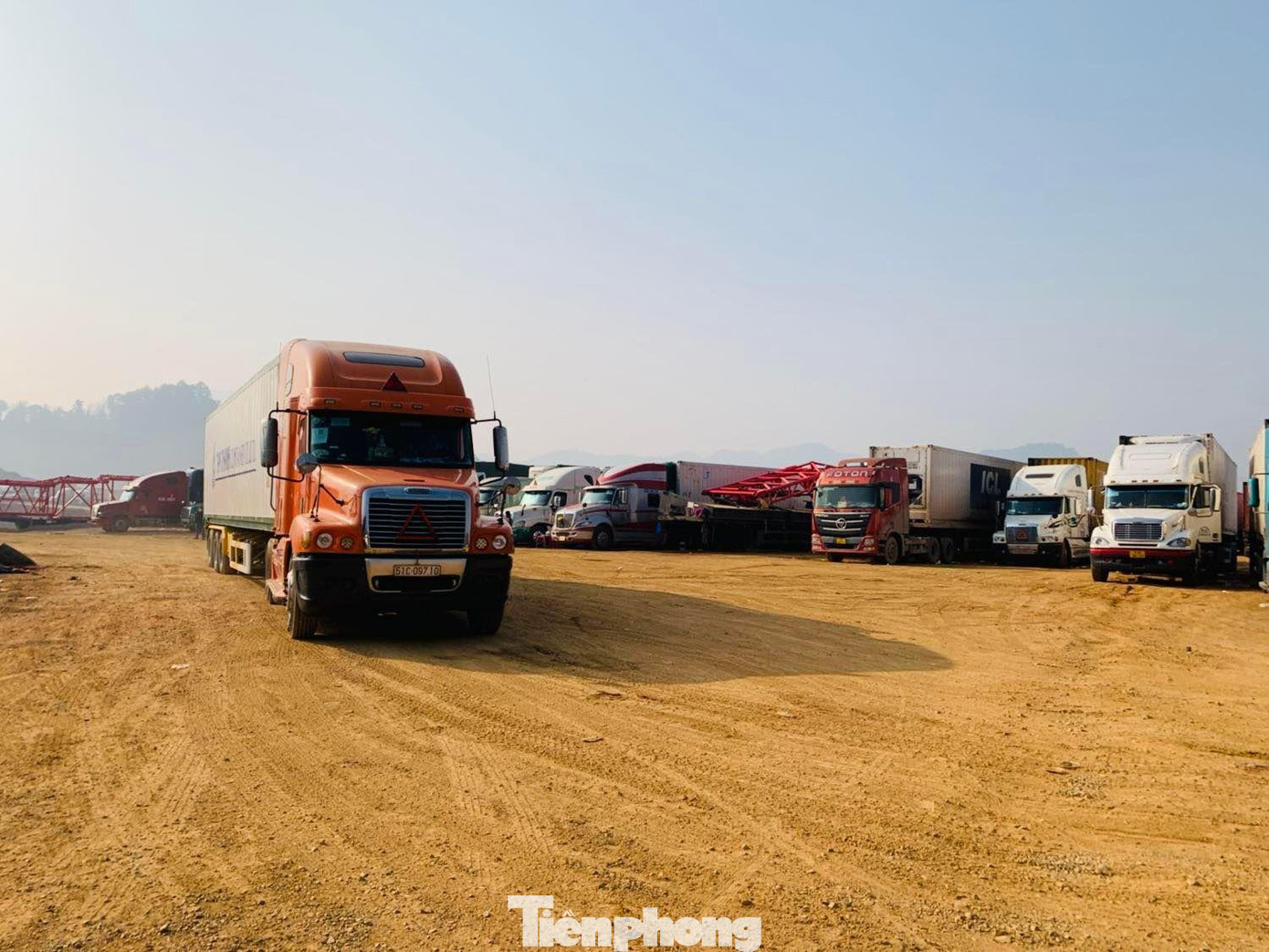 Bãi trung chuyển Bản Liếp, xã Phú Xá, huyện Cao Lộc còn tồn khoảng 1300 xe ô tô chở nông sản chờ xuất bán sang Trung Quốc -Ảnh: Duy Chiến