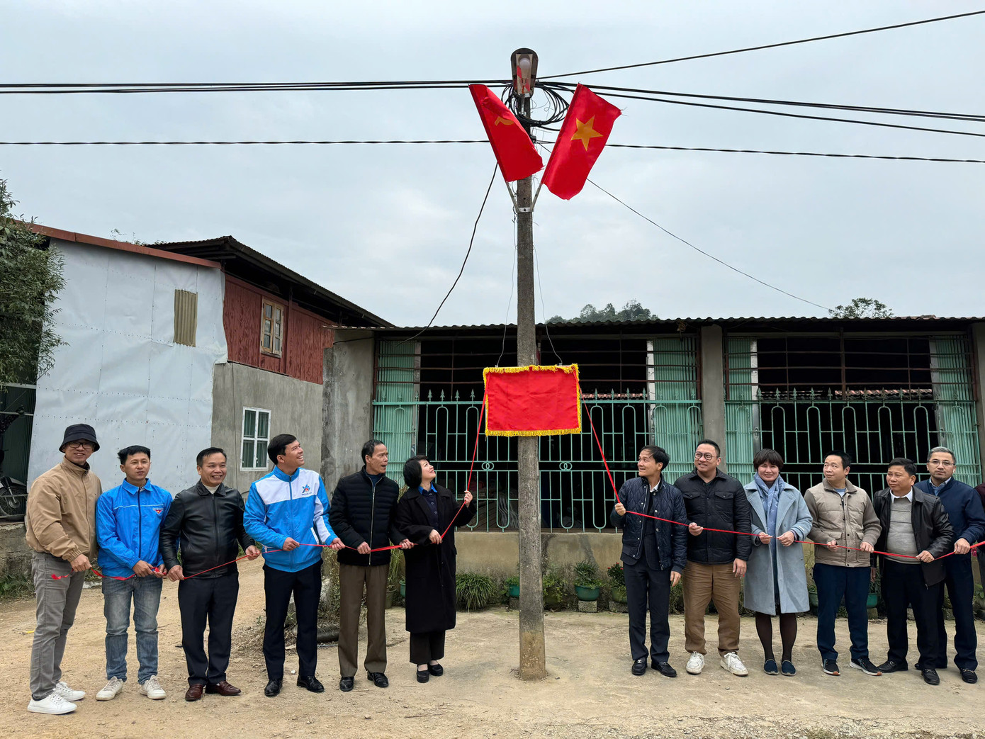 Bàn giao các công trình "Thắp sáng đường thôn- đường cờ Tổ quốc" cho nhân dân huyện Bắc Sơn. Bàn giao các công trình "Thắp sáng đường thôn- đường cờ Tổ quốc" cho nhân dân huyện Bắc Sơn.