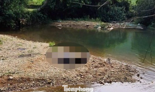 Các học sinh thường ra sông tắm, rất nguy hiểm. Ảnh: CB