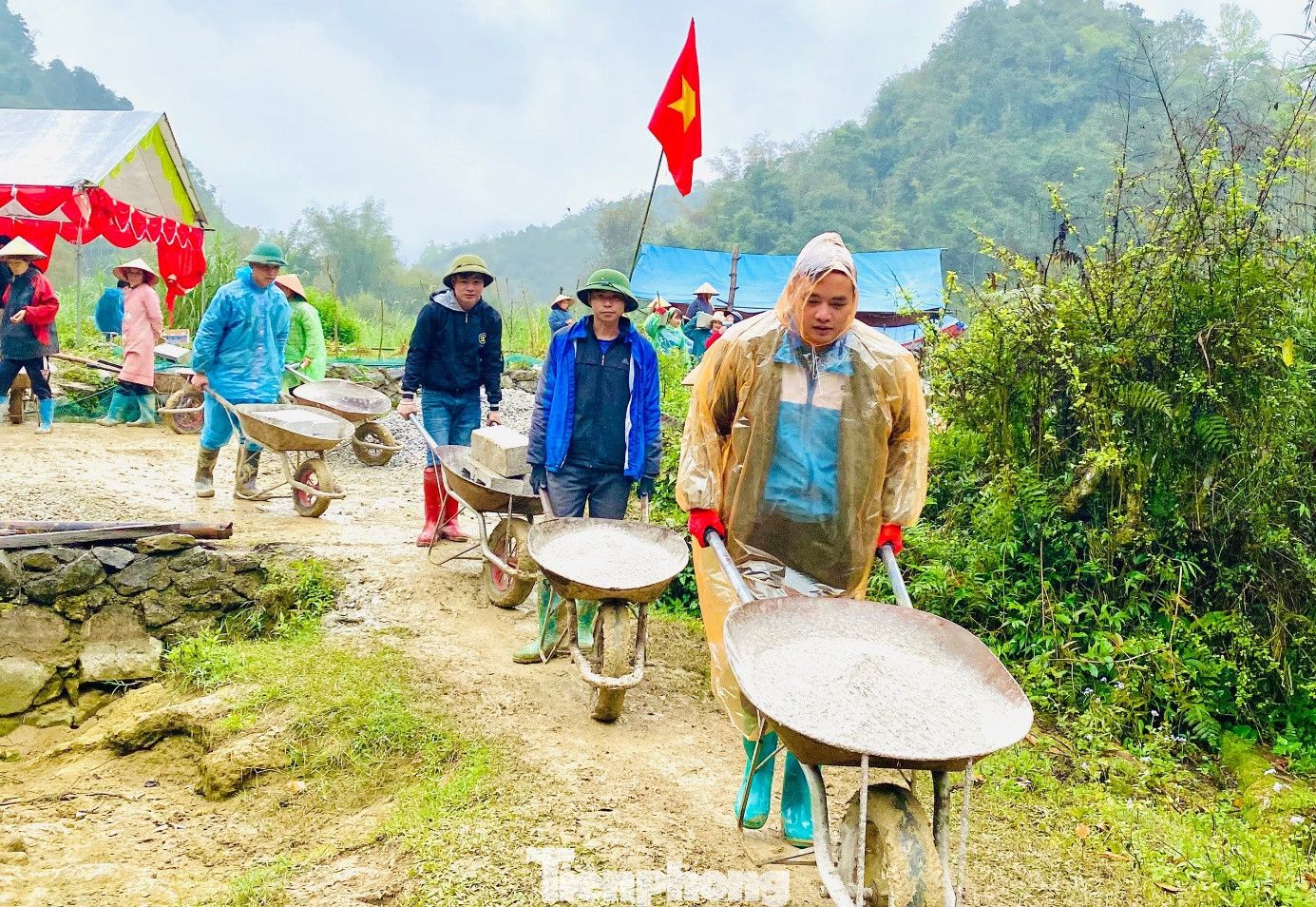 Mặc dù thời tiết không thuận lợi, đoàn viên thanh niên vẫn tiến hành thực hiện các công trình, phần việc tình nguyện vì cộng đồng.