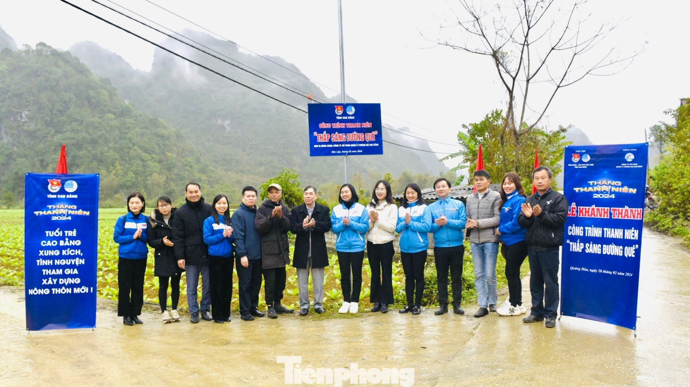 Khánh thành công trình "Thắp sáng đường quê". Ảnh: H. Trang
