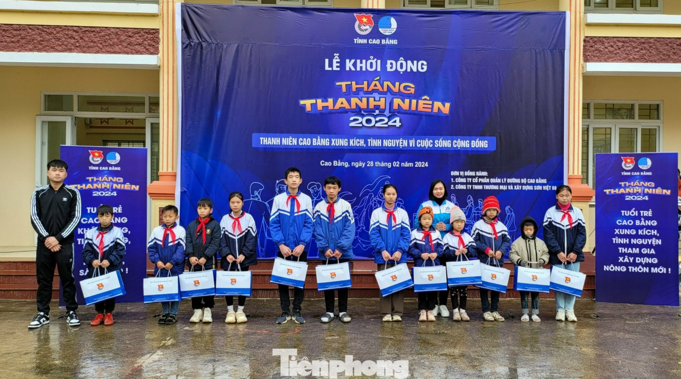 Tặng quà cho 12 em học sinh có thành tích cao trong học tập.