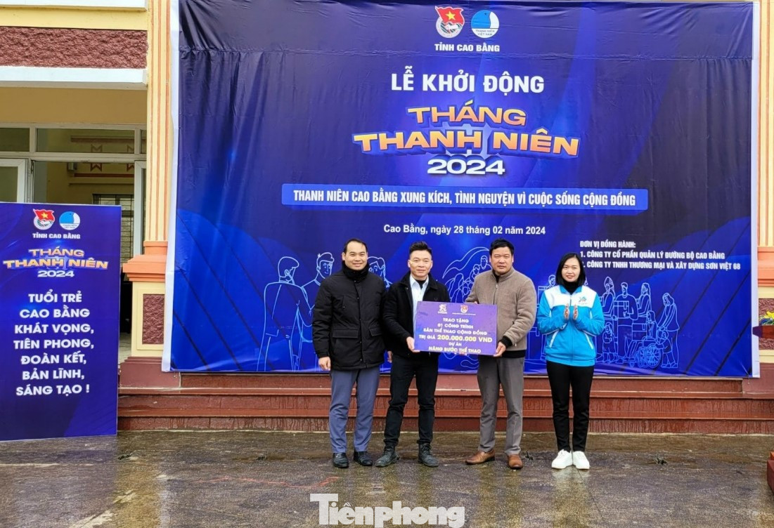 Trao biển hỗ trợ công trình thể thao cộng đồng.