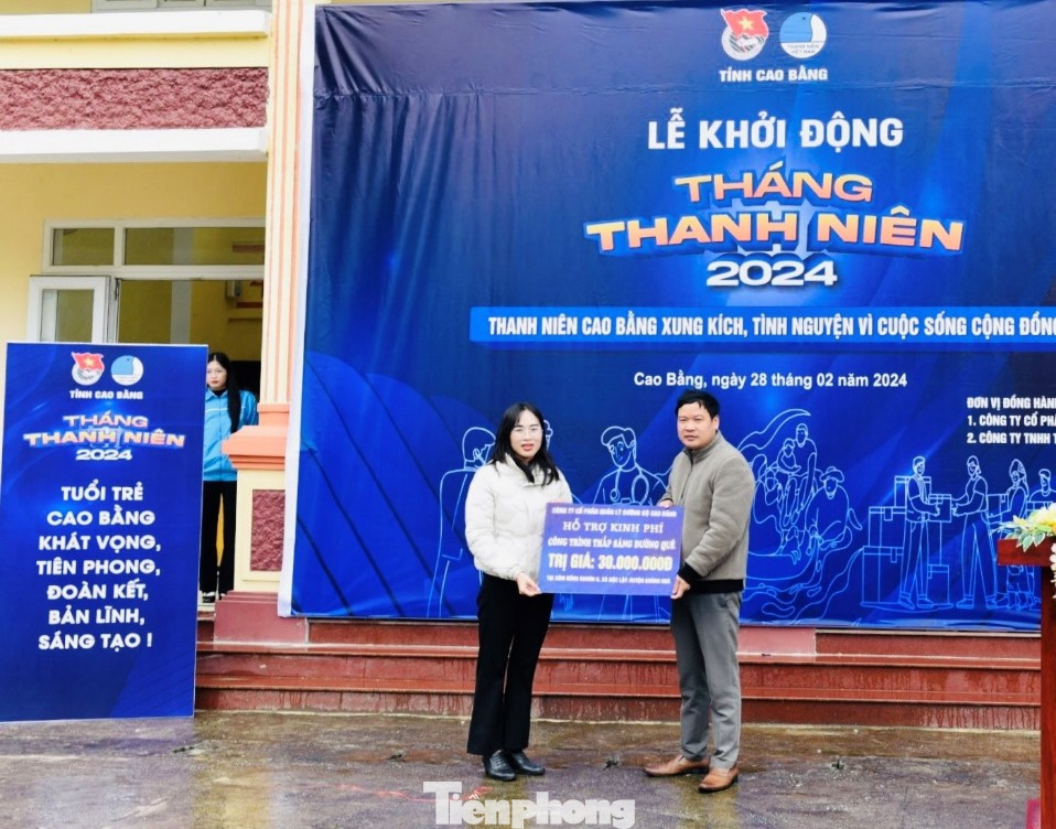 Hỗ trợ kinh phí công trình Thắp sáng đường quê.