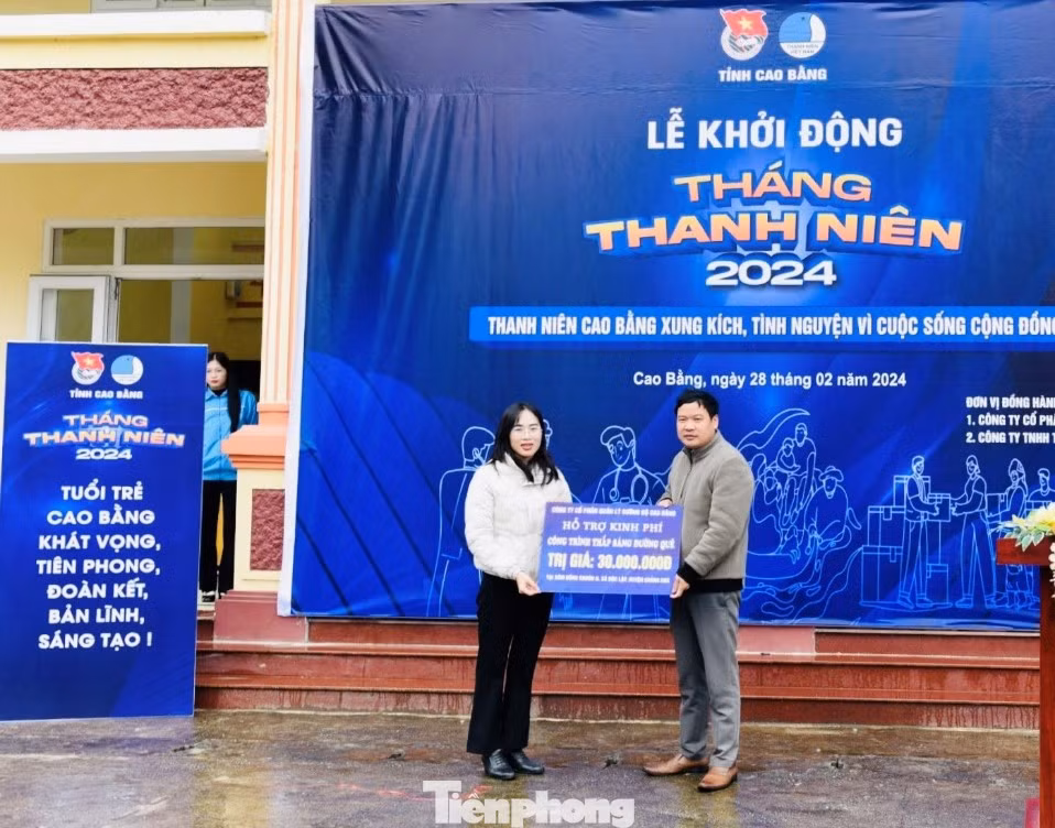 Hỗ trợ kinh phí công trình Thắp sáng đường quê.