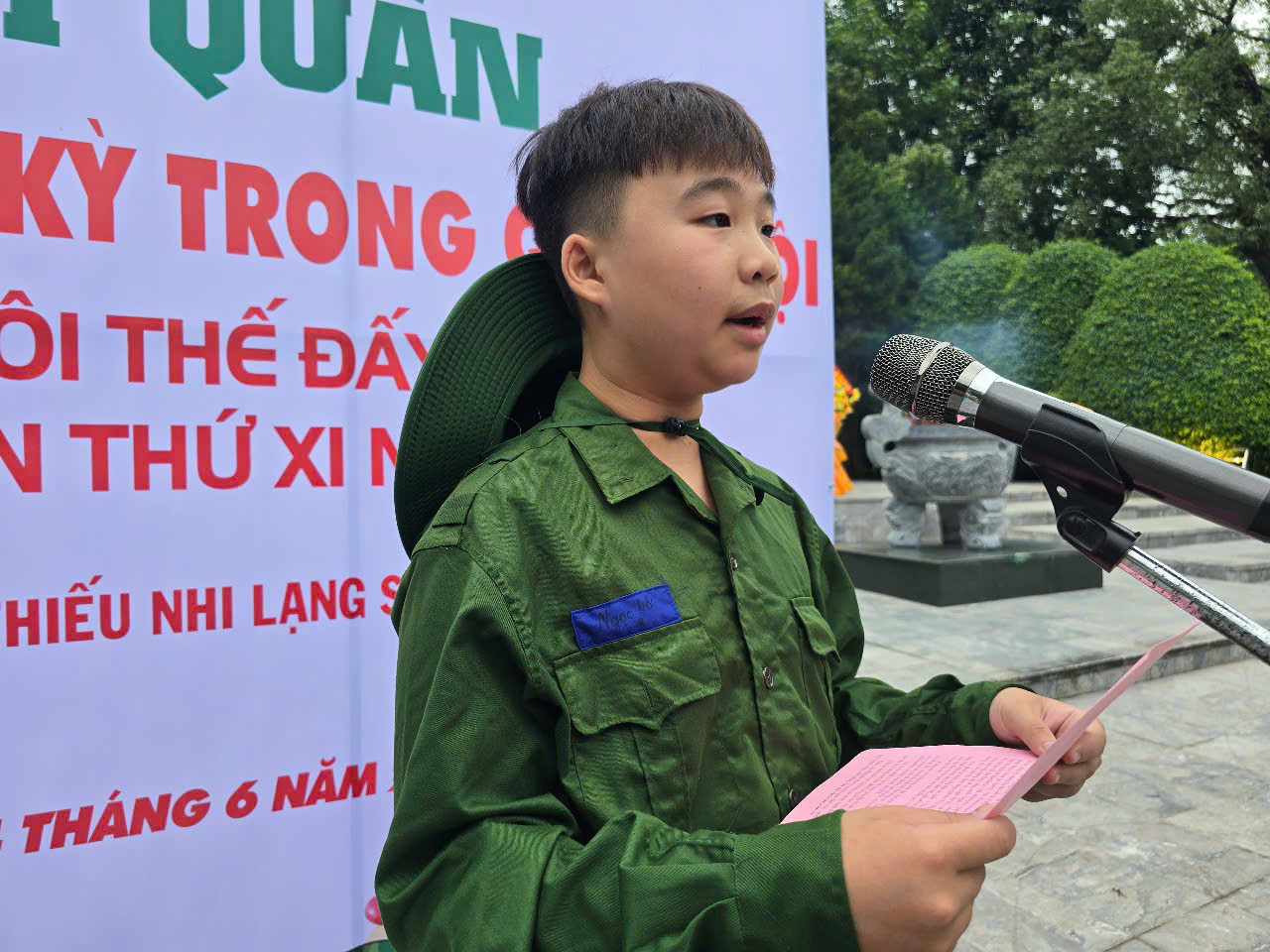 Tân binh nhí Phạm Ngọc Bảo, Tiểu đội 8, đại diện cho các chiến sĩ nhí tham gia chương trình “Học kỳ trong Quân đội” lần thứ XI, năm 2025 hứa rèn luyện tốt. Ảnh: Duy Chiến