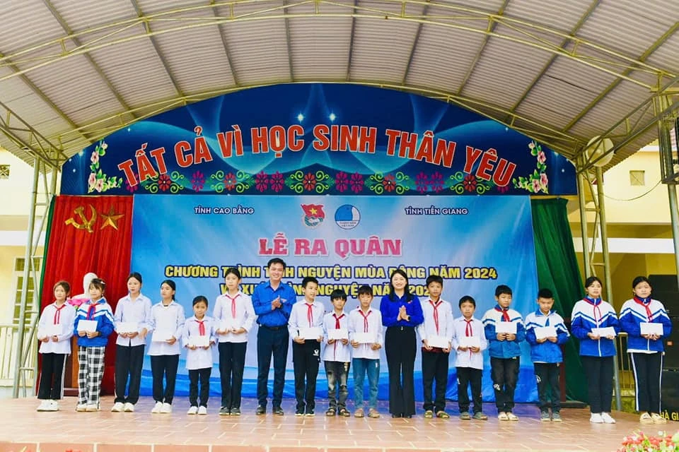 Nhiều phần quà ý nghĩa dành cho các em học sinh Cao Bằng.