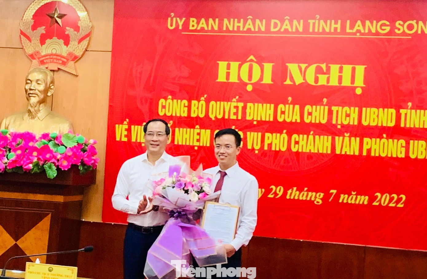 Phó Chủ tịch Thường trực UBND tỉnh Lạng Sơn Dương Xuân Huyên trao quyết định và tặng hoa chúc mừng ông Vũ Quang Khánh. Ảnh: Duy Chiến