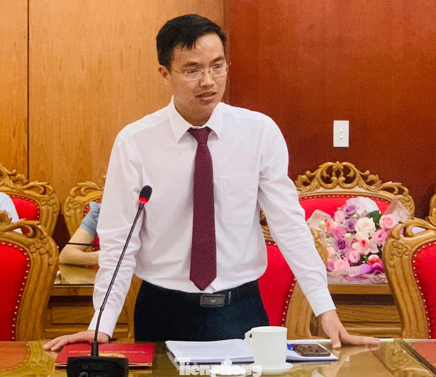 Tân Phó Chánh văn phòng UBND tỉnh Lạng Sơn Vũ Quang Khánh phát biểu nhận nhiệm vụ, hứa hoàn thành tốt các nhiệm vụ được giao