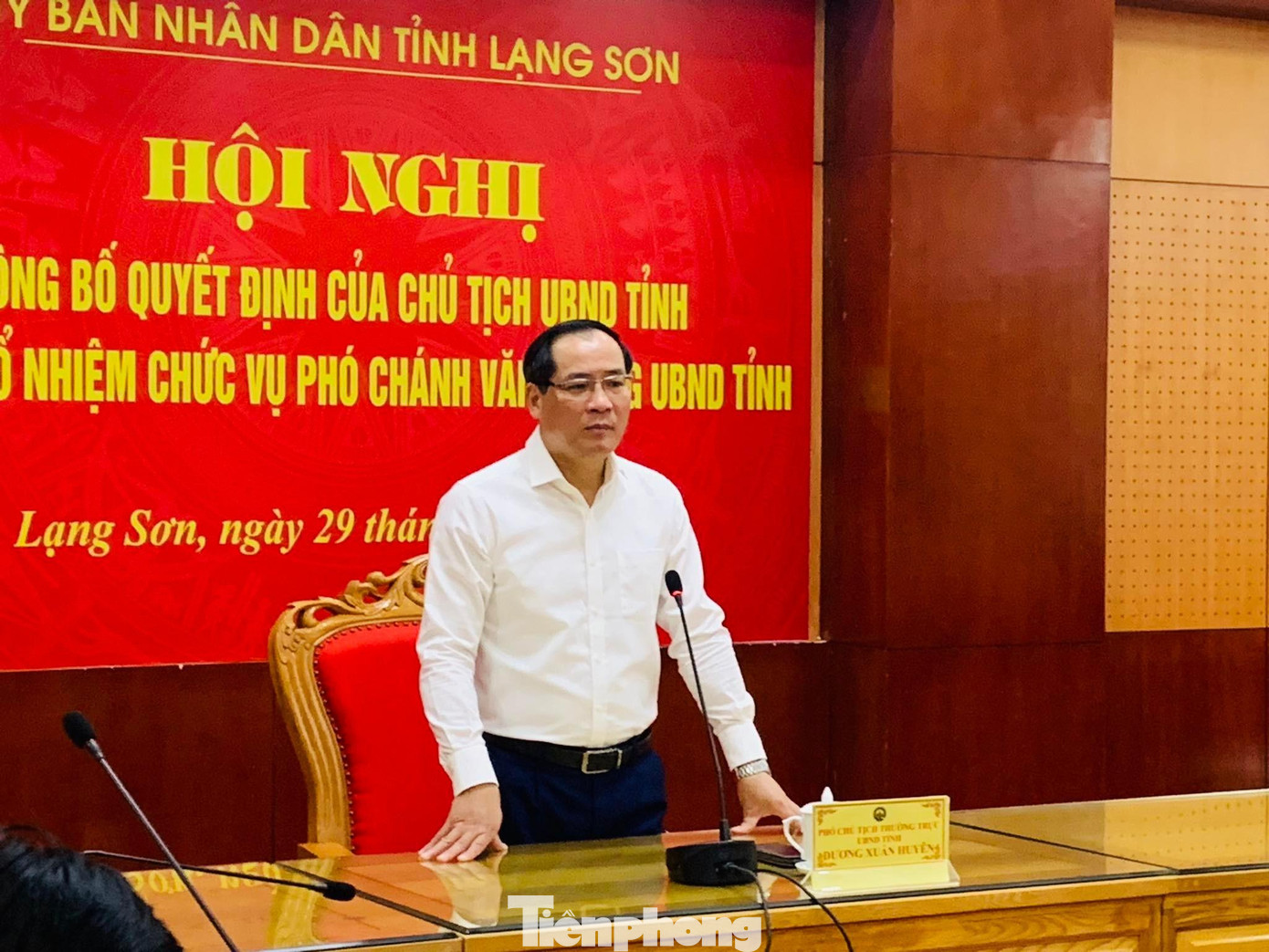 Thay mặt lãnh đạo tỉnh, ông Dương Xuân Huyên mong muốn trên cương vị công tác mới, tân Phó Chánh Văn phòng UBND tỉnh tiếp tục nỗ lực và gặt hái được nhiều thành công hơn nữa trong công tác. Ảnh: Duy Chiến