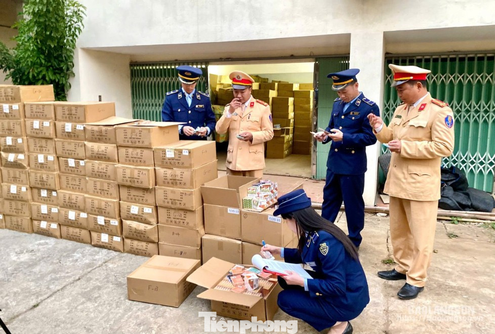 Lực lượng chức năng Lạng Sơn kiểm đếm số hàng hóa không có giấy tờ hợp lệ. (ảnh: H.T)