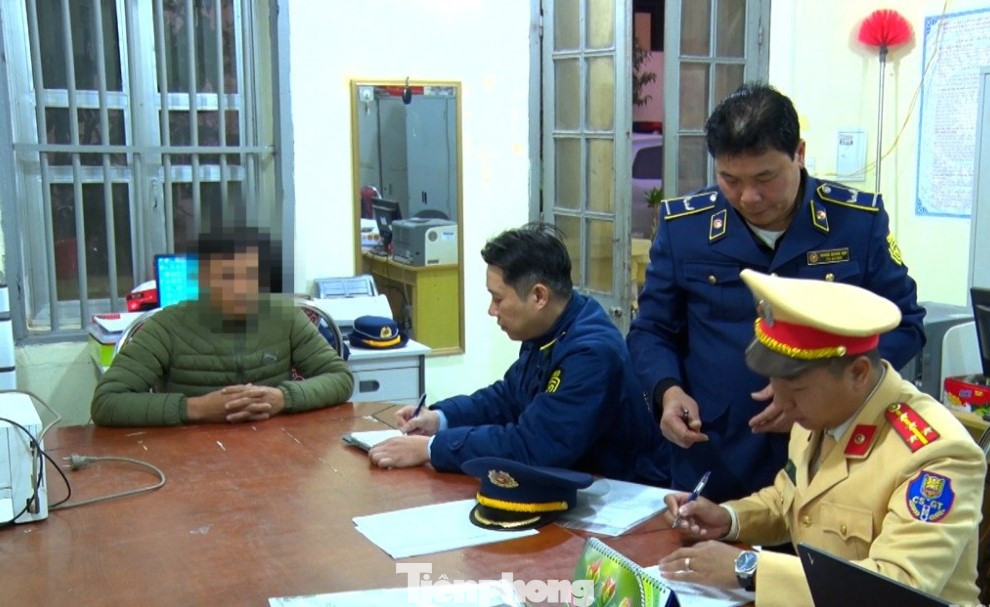 Ông Dương Văn Hai (ngoài cùng bên trái) không xuất trình được giấy tờ số linh kiện thuốc lá điện tử. (ảnh: H.T)