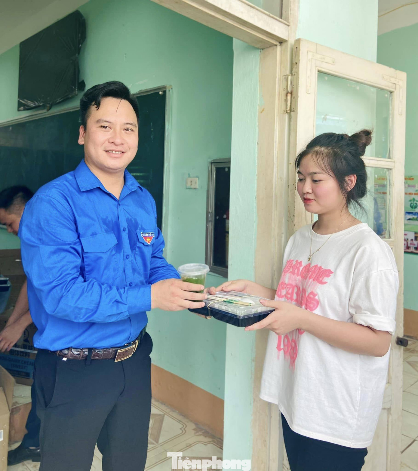 Các em học sinh được tặng những phần quà thiết thực.