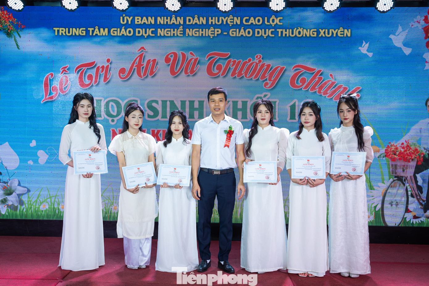 Đoàn trường Trung tâm GDNN-GDTX tặng quà cho các Thủ lĩnh thanh niên tiêu biểu của nhà trường.