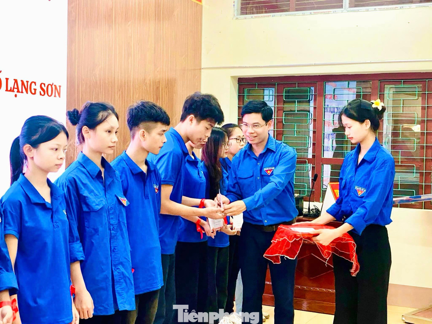 Anh Phương Văn Bích- Phó Bí thư phụ trách Thành đoàn Lạng Sơn (thứ 2 từ phải sang) trao quà hỗ trợ cho các Đoàn viên nỗ lực vươn lên trong học tập. Ảnh: Duy Chiến