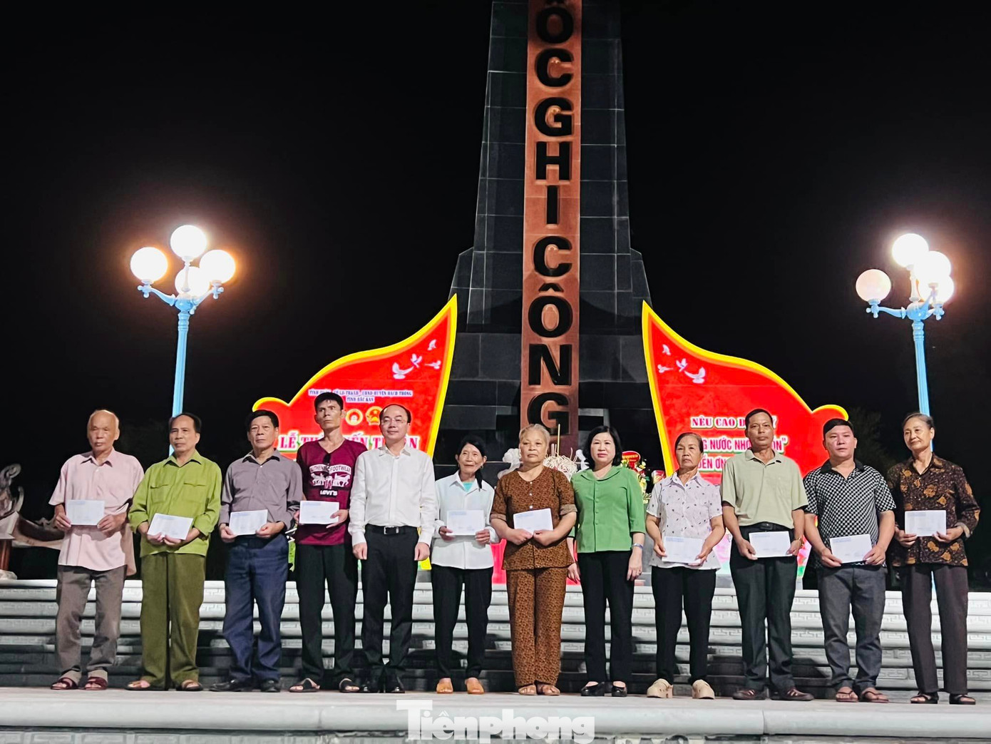 Nhiều phần quà được trao cho các gia đình thương binh, người có công. Nhiều phần quà được trao cho các gia đình thương binh, người có công.