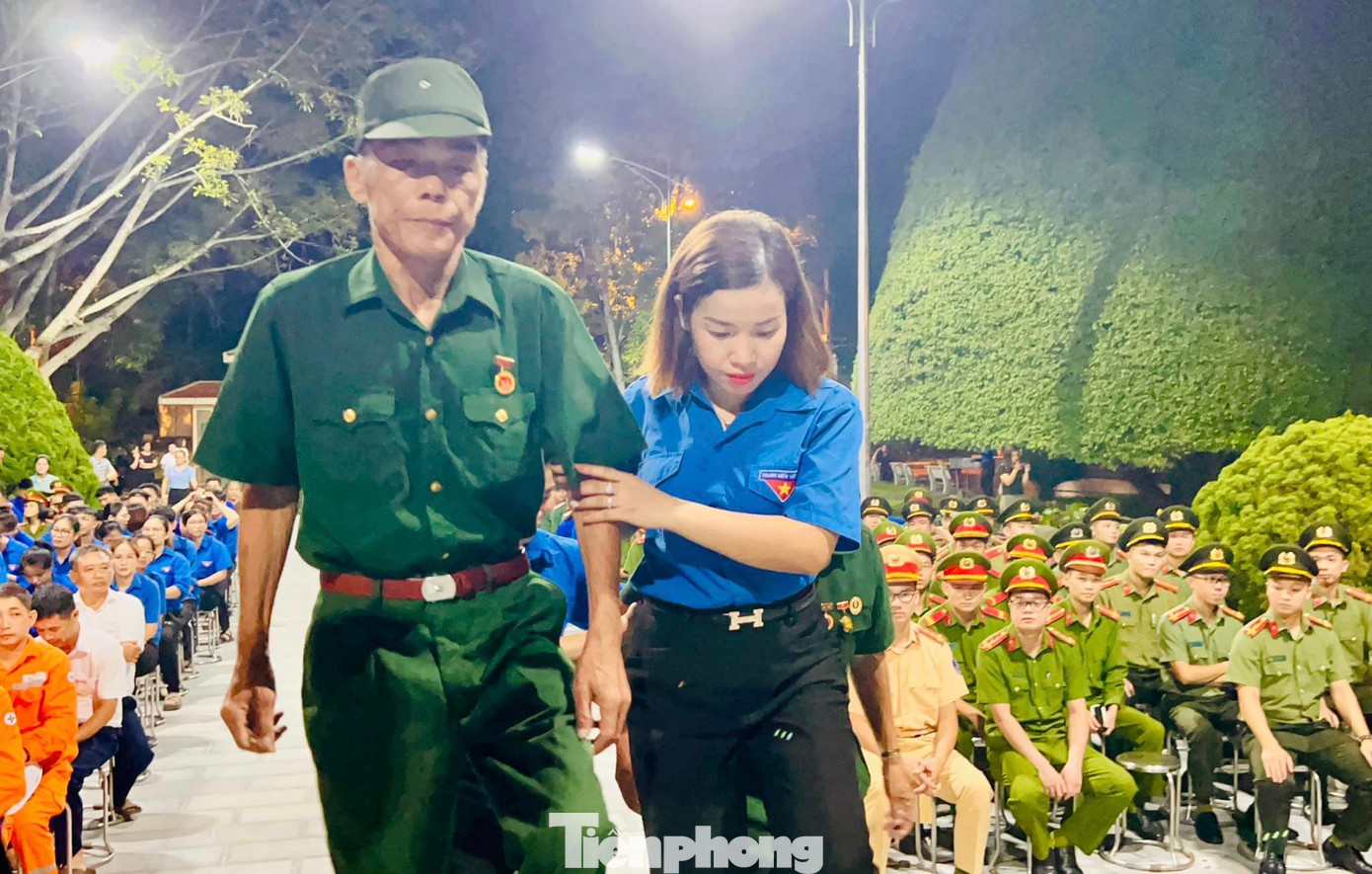 Tri ân, học tập tấm gương những người thương binh đã hiến trọn tuổi xuân cho đất nước. Tri ân, học tập tấm gương những người thương binh đã hiến trọn tuổi xuân cho đất nước.