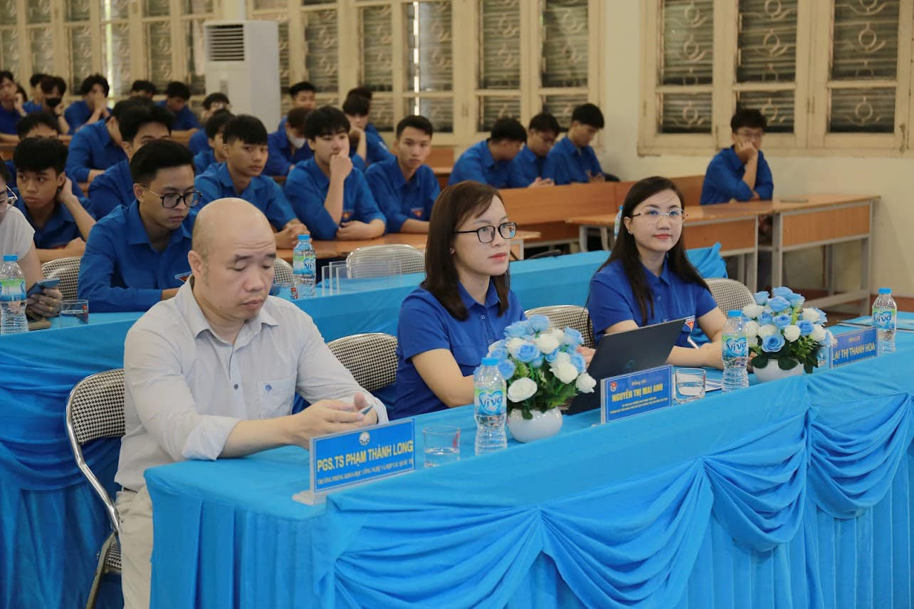 Đông đảo cán bộ, Đoàn viên thanh niên trên địa bàn tham gia chương trình.