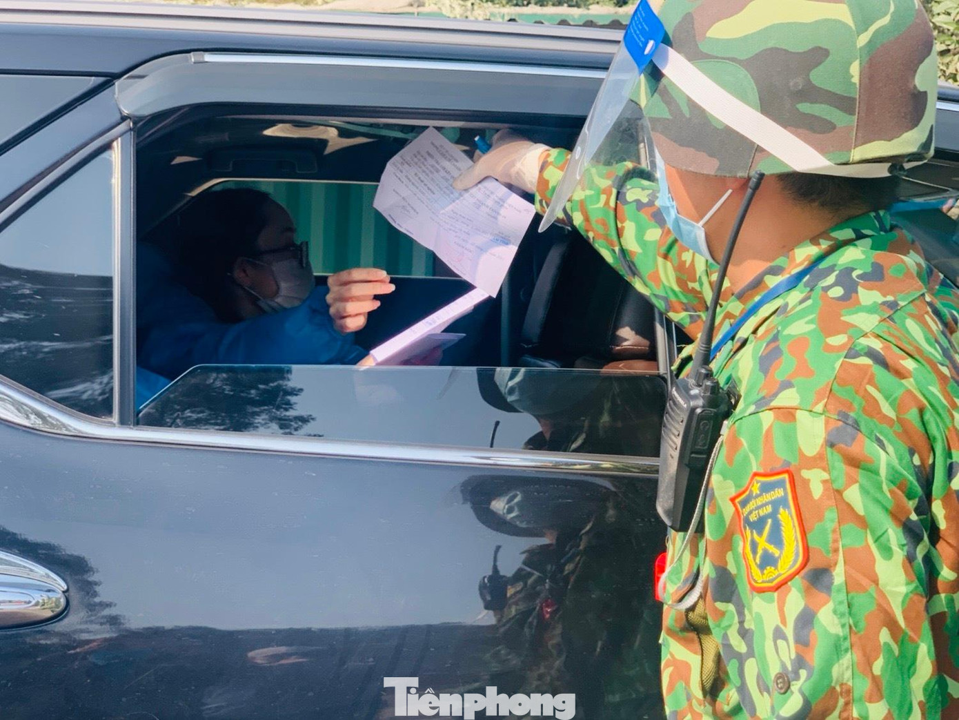 Việc xuất nhập khẩu, xuất nhập cảnh được kiểm tra, kiểm soát chặt phòng chống dịch nên thời gian làm thủ tục xuất nhập khẩu lâu, năng lực thông quan hạn chế -Ảnh: Duy Chiến