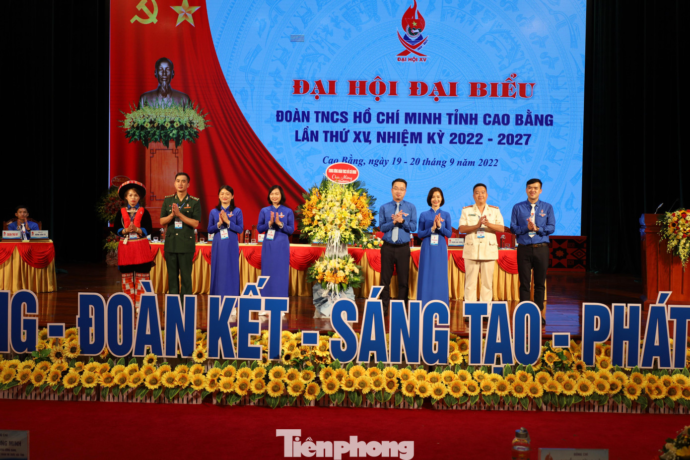 Trung ương Đoàn tặng hoa chúc mừng Đại hội - Ảnh: Duy Chiến Trung ương Đoàn tặng hoa chúc mừng Đại hội - Ảnh: Duy Chiến