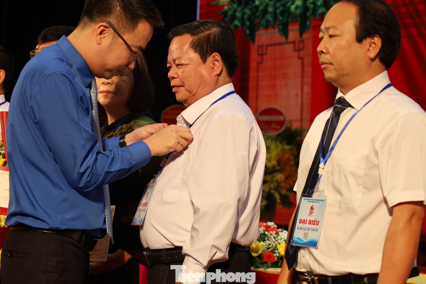 Anh Nguyễn Tường Lâm, Bí thư Trung ương Đoàn trao tặng 15 Huy chương "Vì thế hệ trẻ" cho cán bộ lãnh đạo ban, ngành ở Cao Bằng Anh Nguyễn Tường Lâm, Bí thư Trung ương Đoàn trao tặng 15 Huy chương "Vì thế hệ trẻ" cho cán bộ lãnh đạo ban, ngành ở Cao Bằng