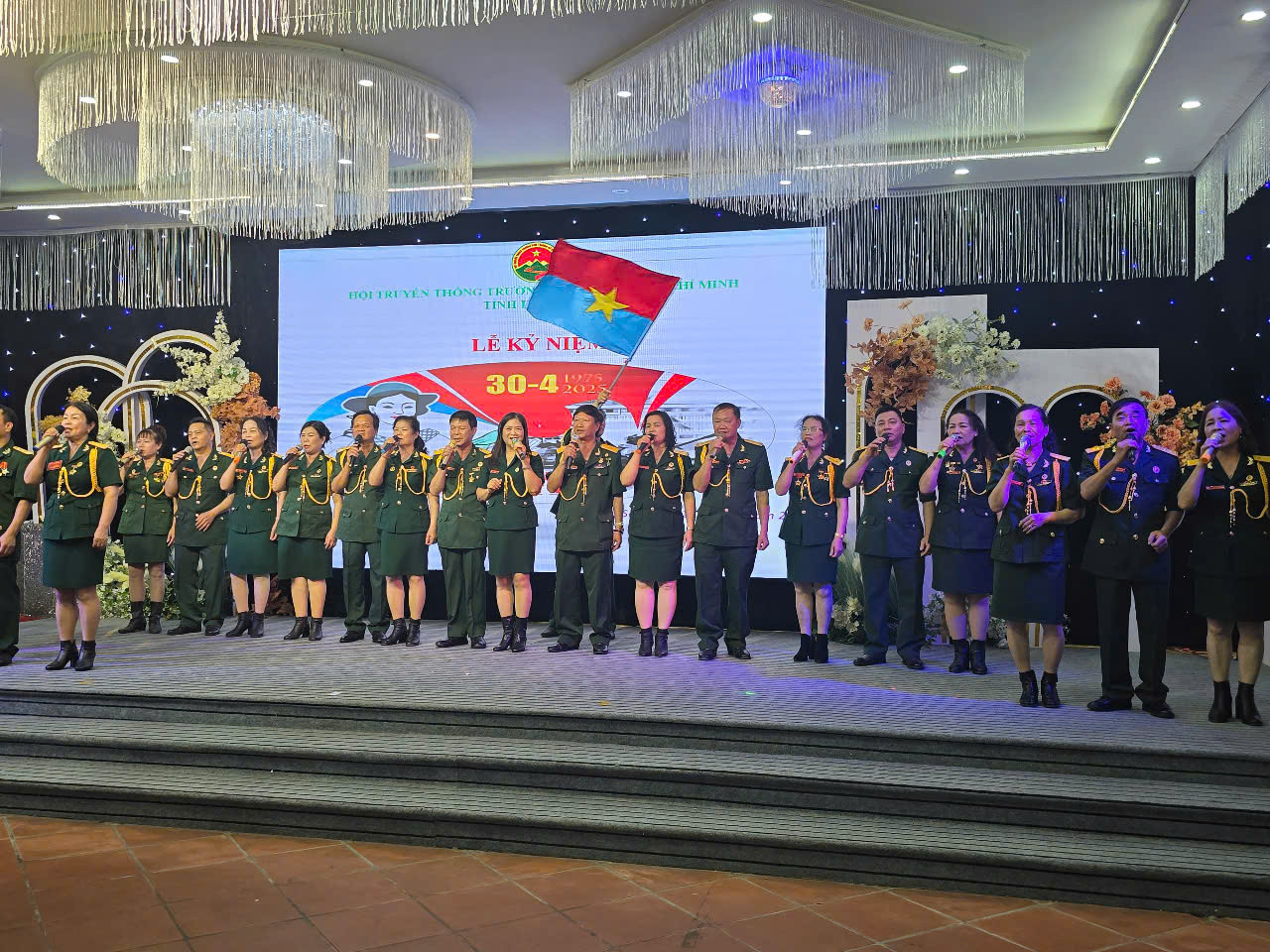 Sáng 23/4, tại thành phố Lạng Sơn, Hội Truyền thống Trường Sơn- Đường Hồ Chí Minh tỉnh Lạng Sơn tổ chức gặp mặt Kỷ niệm 50 năm giải phóng miền Nam (30/4/1975- 30/4/2025), tặng quà tri ân hỗ trợ với các Cựu chiến binh có gia cảnh khó khăn. Trong niềm vui, phấn khởi Kỷ niệm 50 năm giải phóng miền Nam, thống nhất đất nước (30/4/1975- 30/4/2025) và ngày truyền thống Bộ đội Trường Sơn (19/5/1959-19/5/2025), các cựu chiến binh xúc động gặp lại nhau, cùng hát những bài ca ra trận hào hùng. Ảnh: Duy Chiến