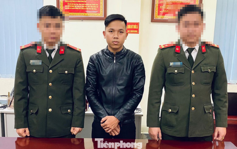 Đối tượng Hoàng Văn Mạnh (giữa) tại cơ quan công an -Ảnh: TL