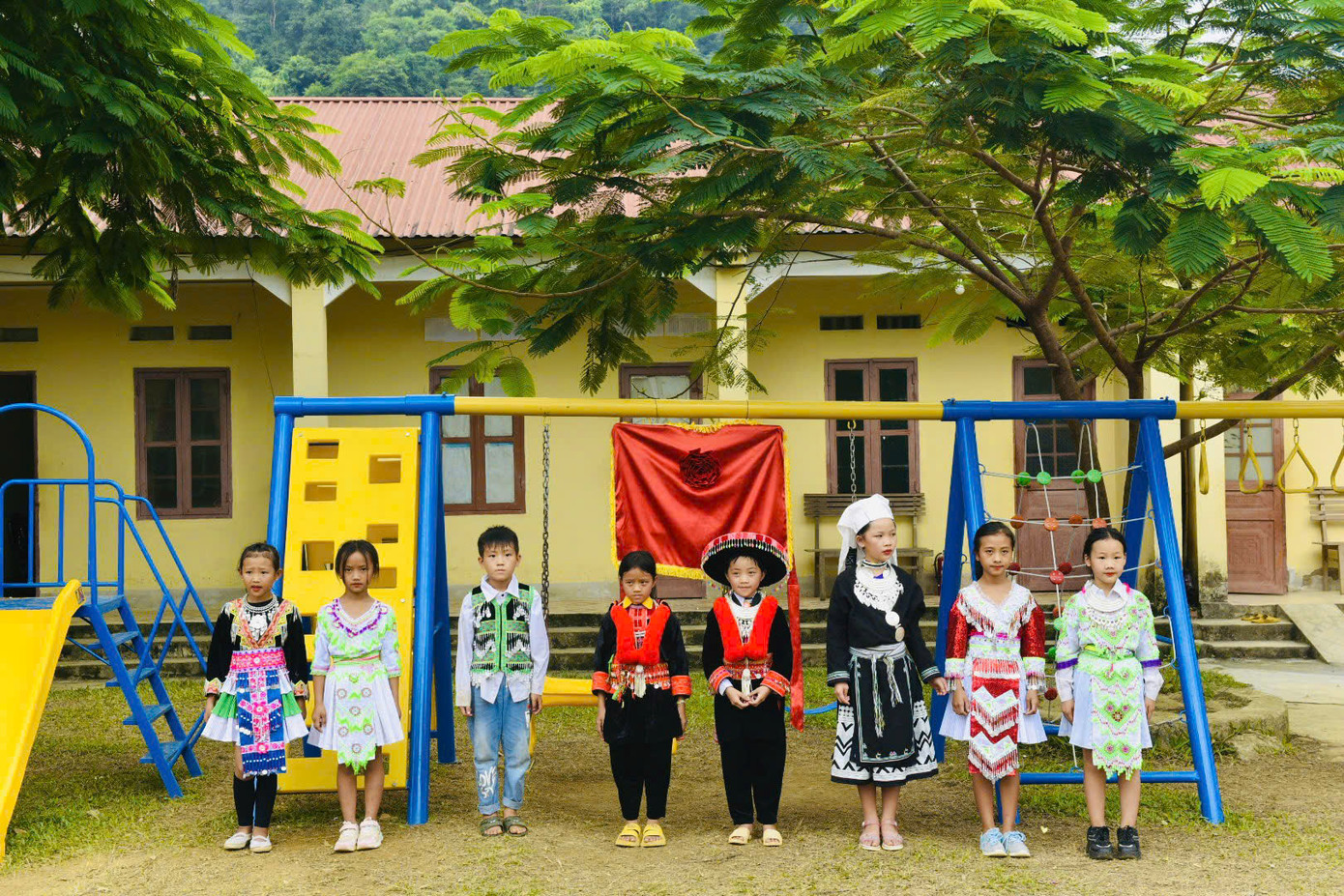 Nghi thức bàn giao công trình sân chơi cho các em thiếu nhi Mai Long.