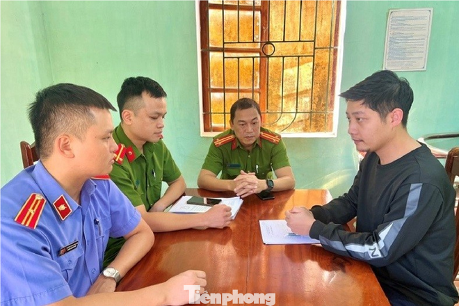 Đối tượng Vương Đình Trung (bìa phải) tại cơ quan công an -Ảnh: TL Đối tượng Vương Đình Trung (bìa phải) tại cơ quan công an -Ảnh: TL