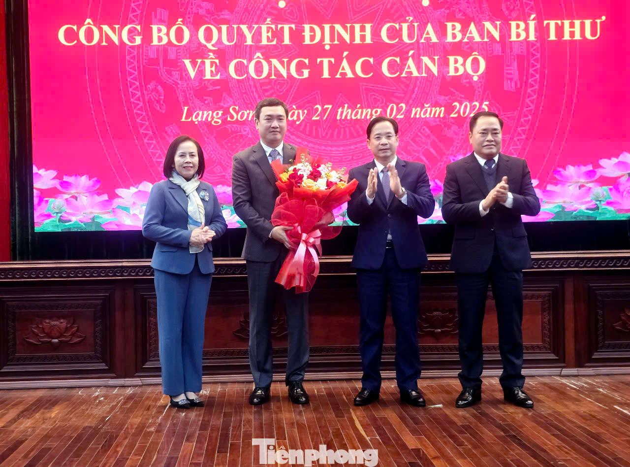 Thường trực Tỉnh ủy Lạng Sơn tặng hoa chúc mừng tân Phó Bí thư Tỉnh ủy Nguyễn Cảnh Toàn. Ảnh: Duy Chiến. Thường trực Tỉnh ủy Lạng Sơn tặng hoa chúc mừng tân Phó Bí thư Tỉnh ủy Nguyễn Cảnh Toàn. Ảnh: Duy Chiến.