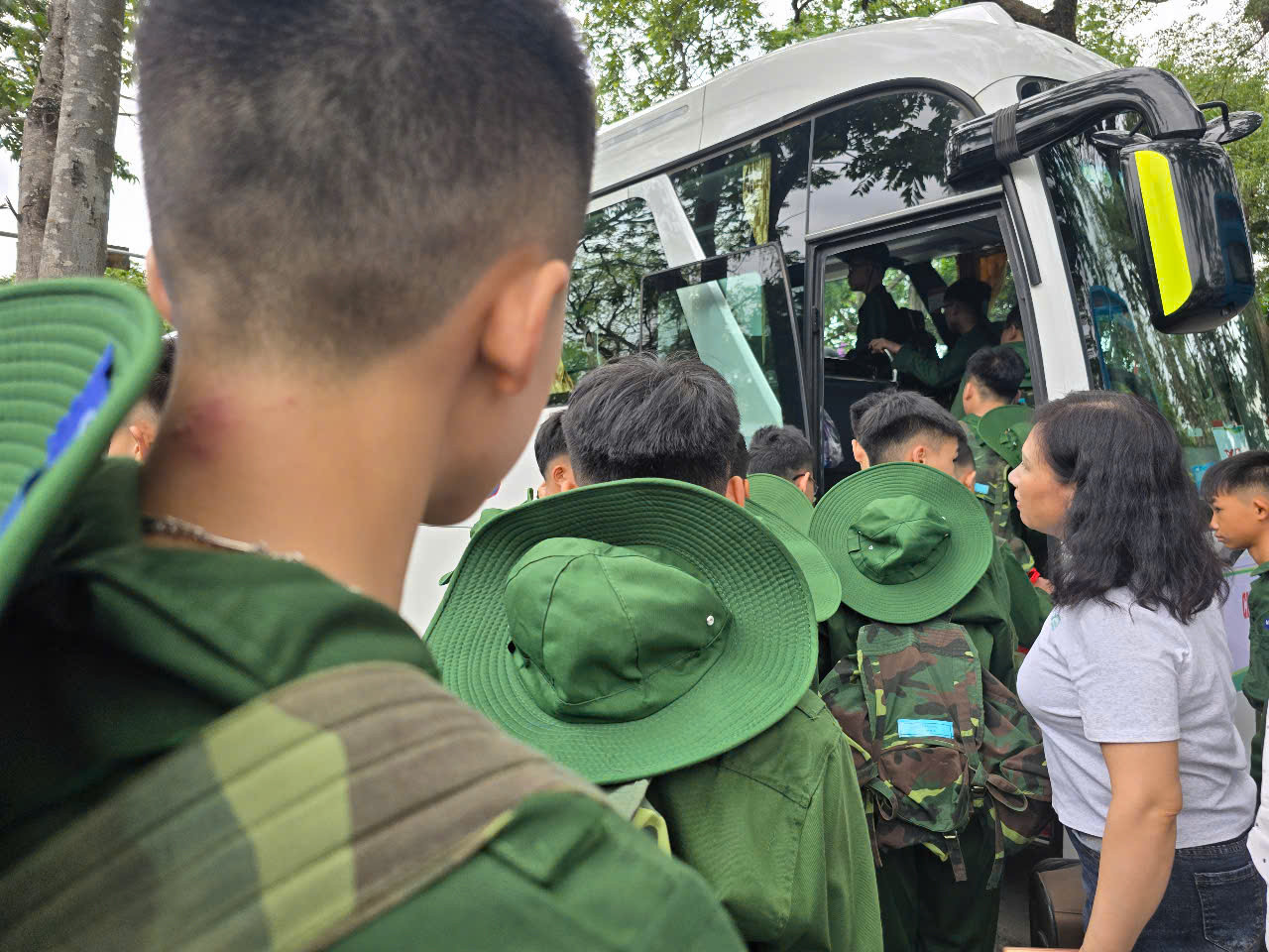 Tạm biệt cha mẹ, ông bà, người thân. Ảnh: Duy Chiến