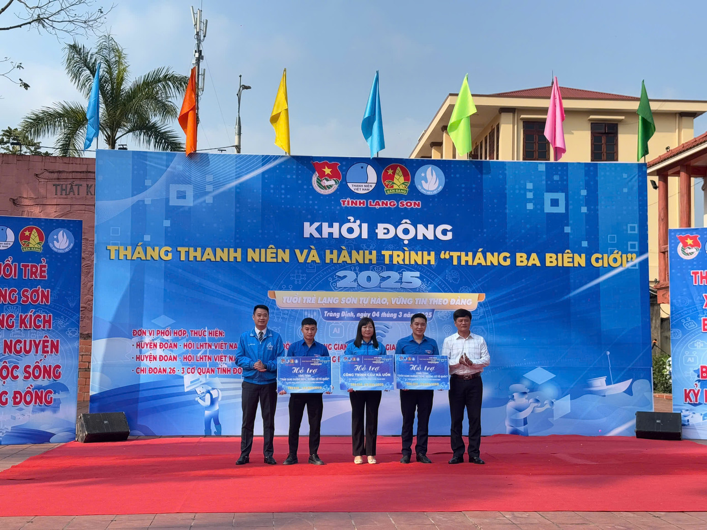 Lãnh đạo Tỉnh Đoàn và Huyện ủy Tràng Định trao biển hỗ trợ thực hiện các công trình an sinh trên địa bàn. Lãnh đạo Tỉnh Đoàn và Huyện ủy Tràng Định trao biển hỗ trợ thực hiện các công trình an sinh trên địa bàn.