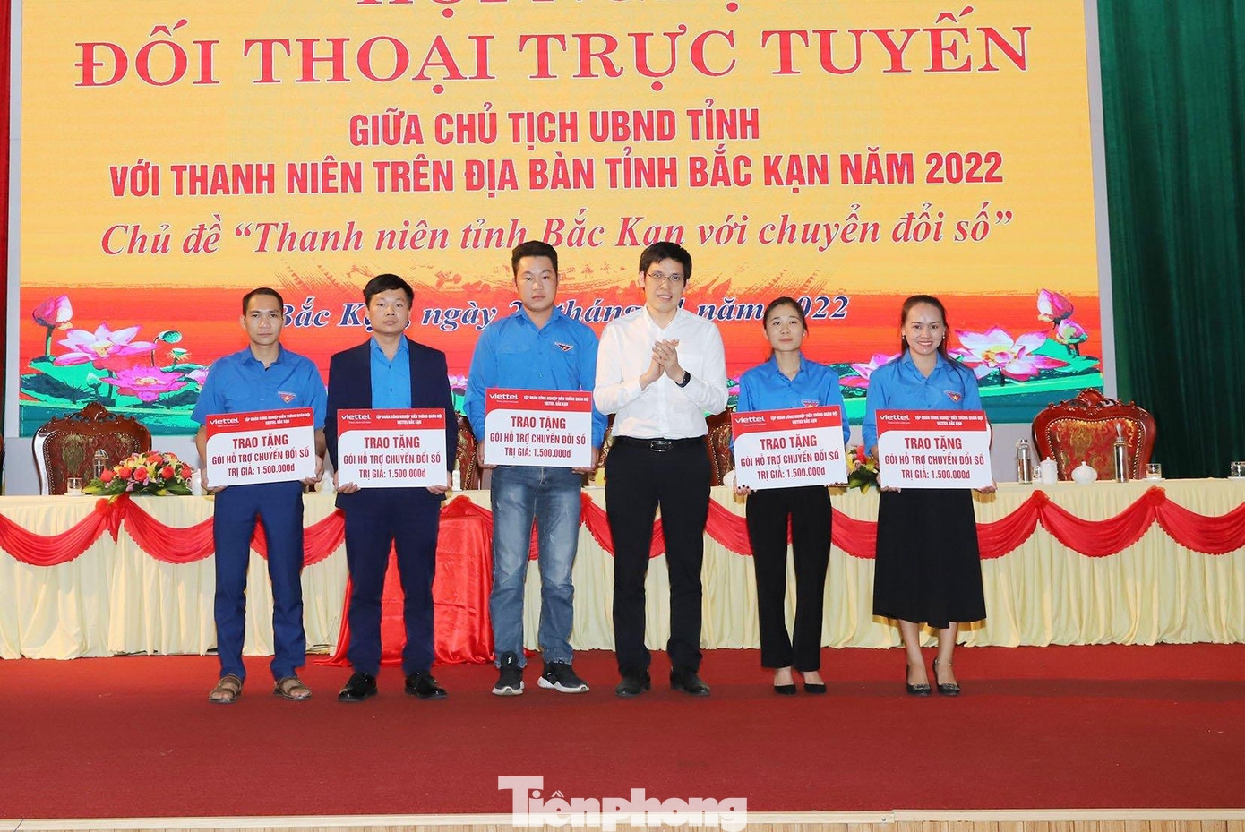 Công ty Viettel - chi nhánh Bắc Kạn tặng quà hỗ trợ 5 Hợp tác xã chuyển đổi số - Ảnh: TL Công ty Viettel - chi nhánh Bắc Kạn tặng quà hỗ trợ 5 Hợp tác xã chuyển đổi số - Ảnh: TL