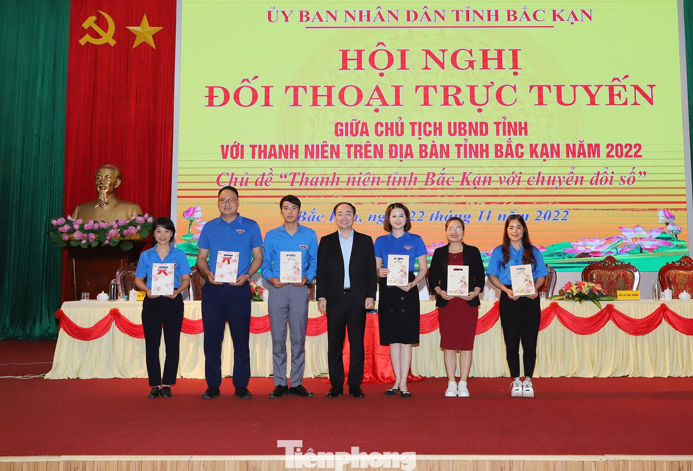 Chủ tịch UBND tỉnh Nguyễn Đăng Bình (giữa) trao quà cho đoàn viên thanh niên tiêu biểu - Ảnh: TL Chủ tịch UBND tỉnh Nguyễn Đăng Bình (giữa) trao quà cho đoàn viên thanh niên tiêu biểu - Ảnh: TL